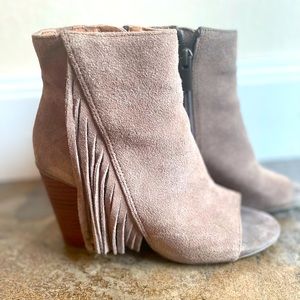 Kenneth Cole Reaction Fringe Frida Suede Booties. Size 5, gray/taupe